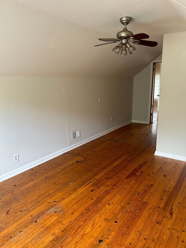 Building Photo - AVAILABLE MID-JUNE!