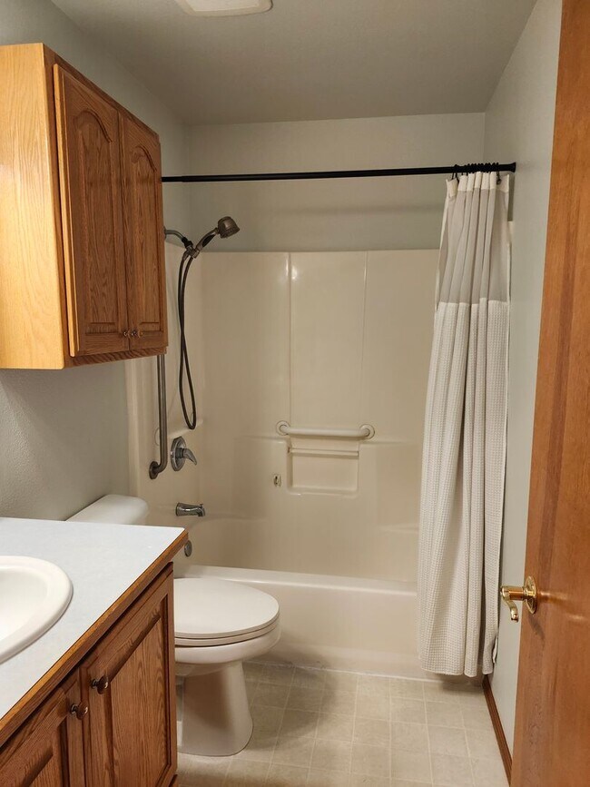 Building Photo - New Listing in a Beautiful Location in a Golf Community