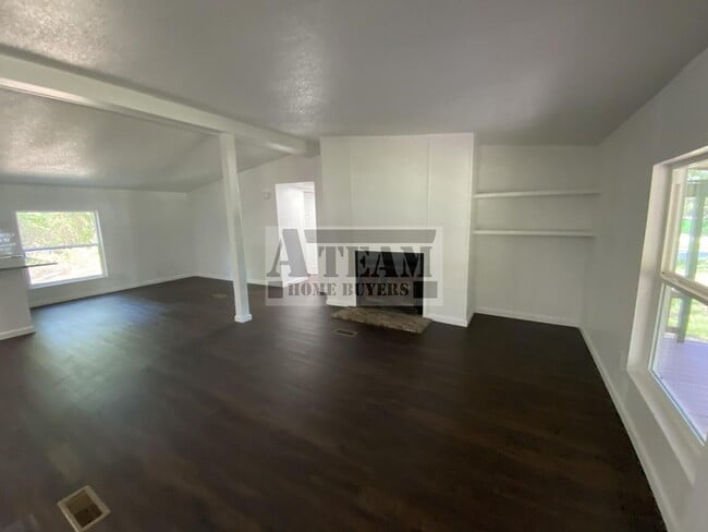Building Photo - Fully Remodeled 3 Bed 2 Bath on Large lot.