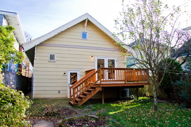 Building Photo - Gorgeous Home in the Heart of Hawthorne wi...