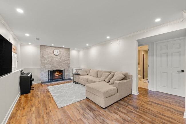 Building Photo - 215 Longridge Ct