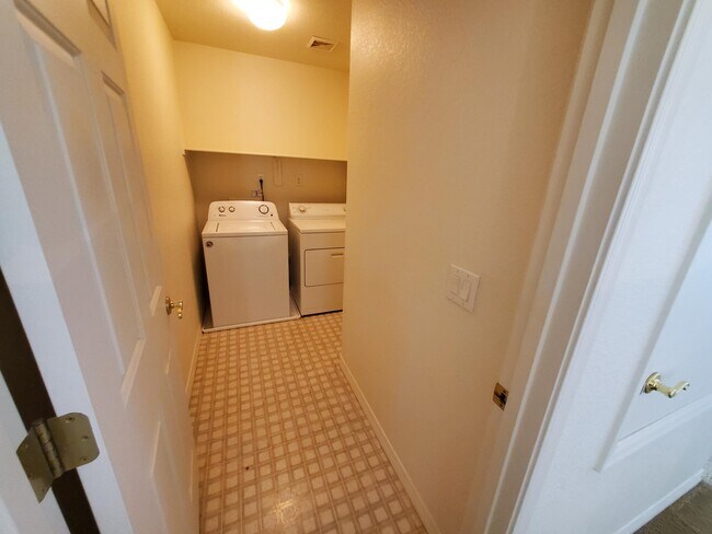 Building Photo - 4211 E Wading Pond Dr