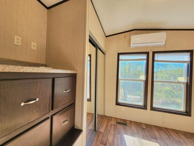 Building Photo - 140 Holy Temple St