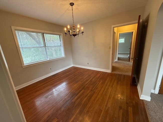 Building Photo - Great 3 bed 2 bath