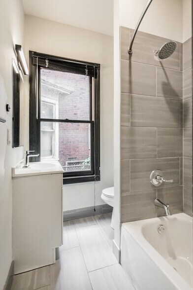 Building Photo - 4731 Trumbull St