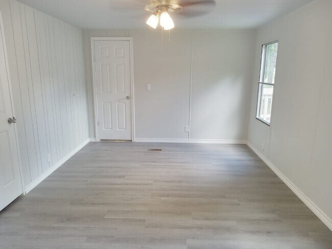 Building Photo - Cozy Roy Harris Loop mobile home