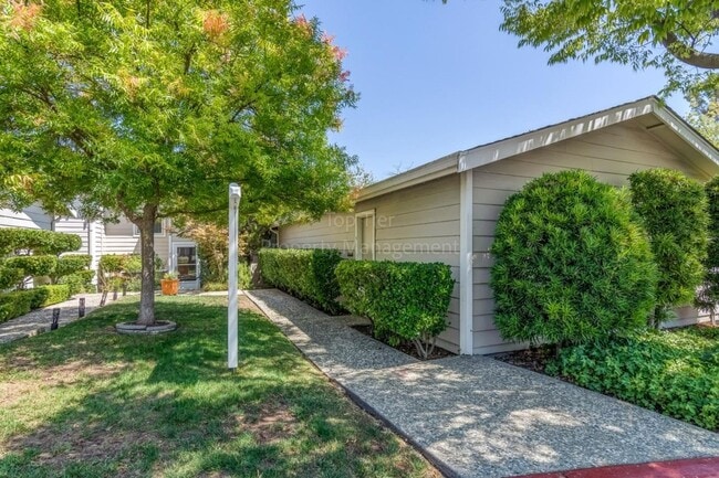 Building Photo - Lovely 2 bed/2.5 bath/ 1472 sqft two story home with Golf Course views! Available September 15th ...