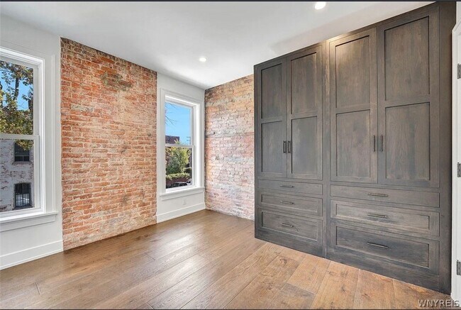 Building Photo - 162 Allen St