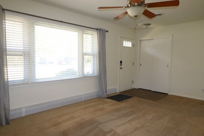 Building Photo - Charming 3 Bedroom Neenah Home with fenced yard