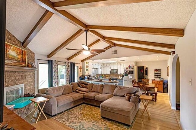 Building Photo - Beautiful 4 Bedroom/2 Bath Home