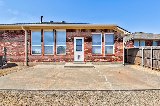 Building Photo - 517 Lone Oak Dr