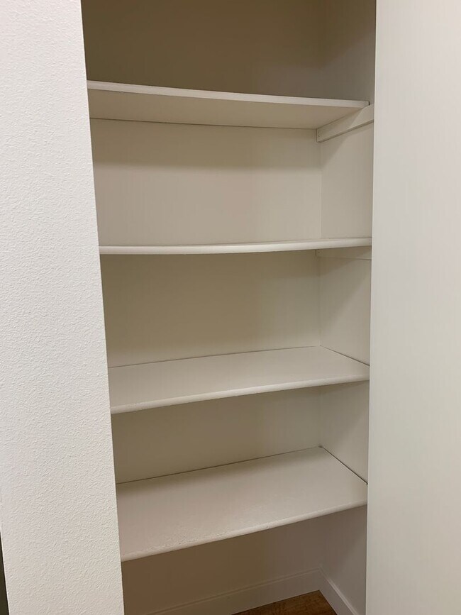 Building Photo - 3 Bdrm, 1 & 1/2 Ba | Muldoon & E 36th Ave area | ASK ABOUT HOLIDAY MOVE IN SPECIAL!!