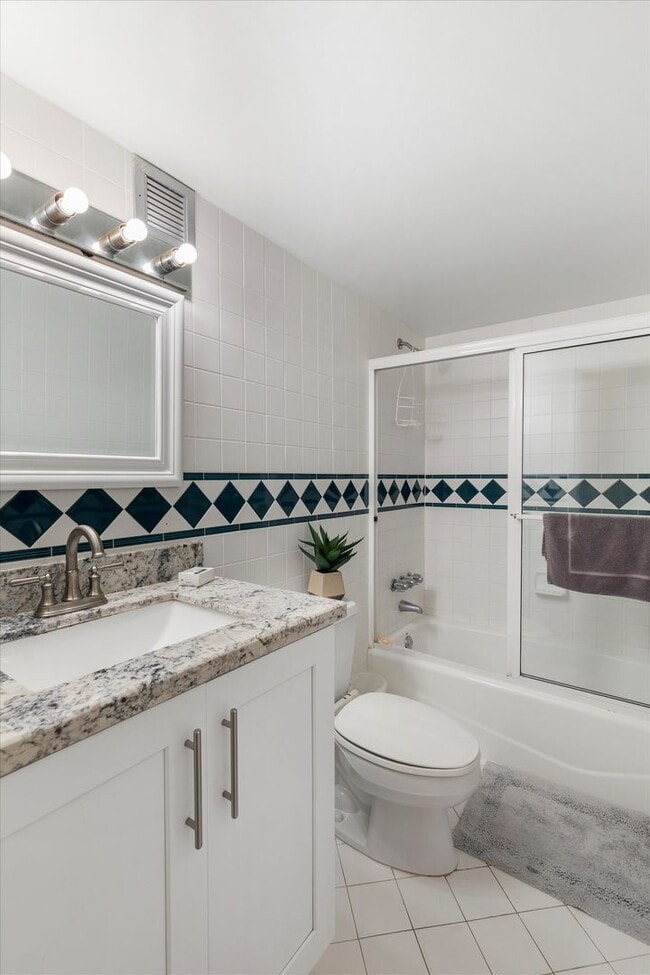 Building Photo - 3 Bedroom 2 Bathroom Furnished Condo