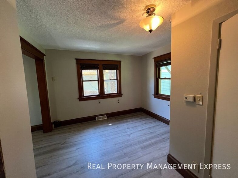 Building Photo - 925 N Blauvelt Ave