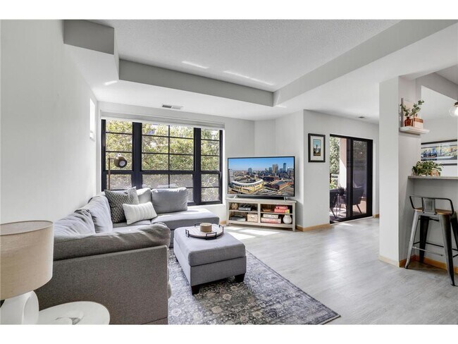 Building Photo - 2565 Franklin Ave