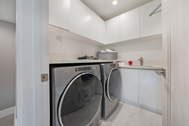 Building Photo - 106 NE 16th Terrace