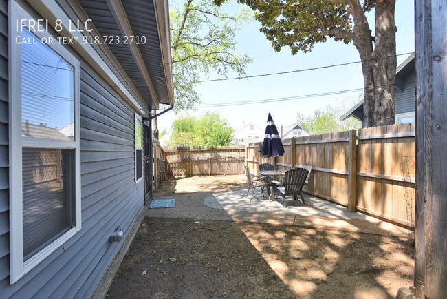 Building Photo - 2204 1/2 E 14th Street-