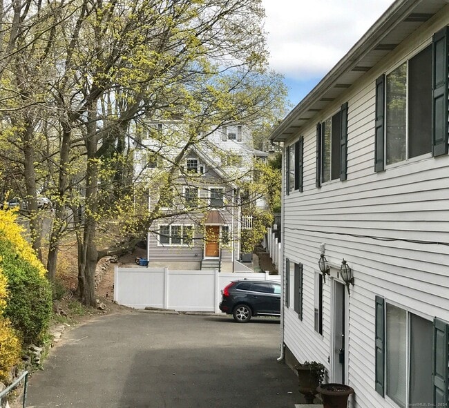 Building Photo - 141 Davis Ave