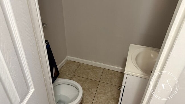 Building Photo - RATE DROP ALERT (was $1880/month)!