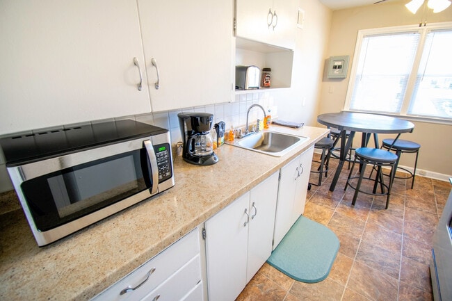 Building Photo - Dundee Village Rentals (820 N 46th St)