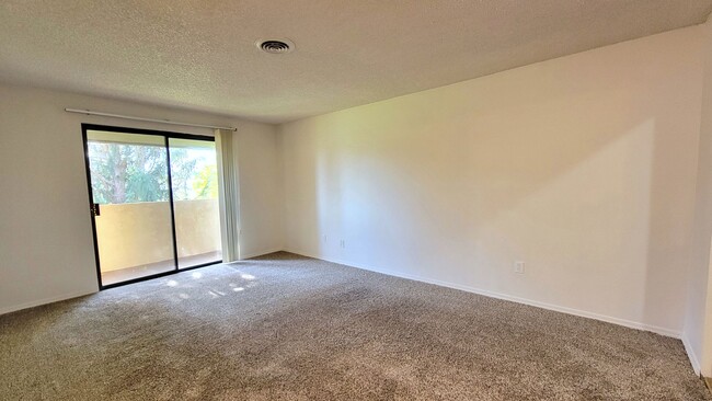 Building Photo - 3-bedroom, 2-bath Condo 'On the Green'