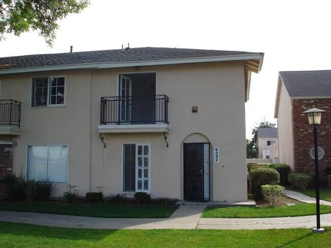 Building Photo - REALLY NICE 4BD 1.75BA TOWNHOME FOR LEASE!