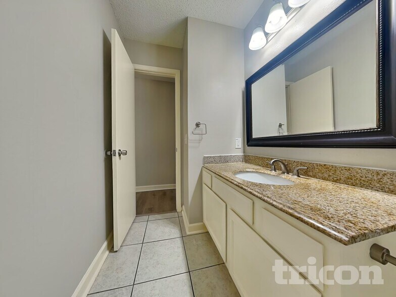 Building Photo - 2622 Townhall Ln