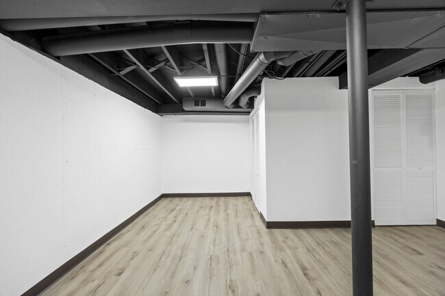 Building Photo - 1615 W Greenleaf Ave