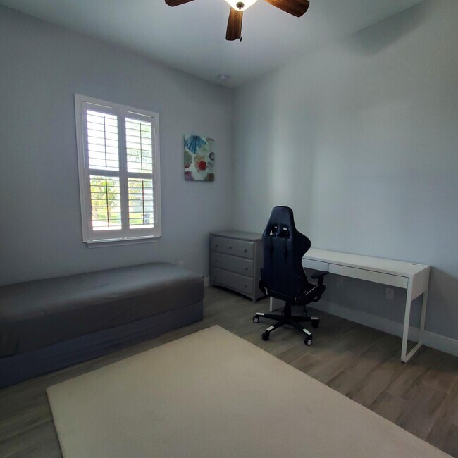 Building Photo - 2161 SE Sunflower St