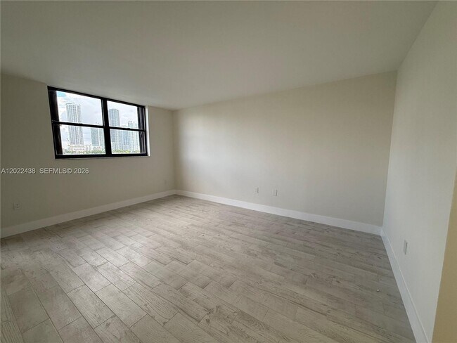 Building Photo - 801 N Venetian Dr