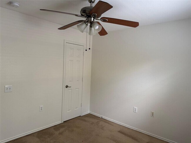 Building Photo - 5609 Viewpoint Dr