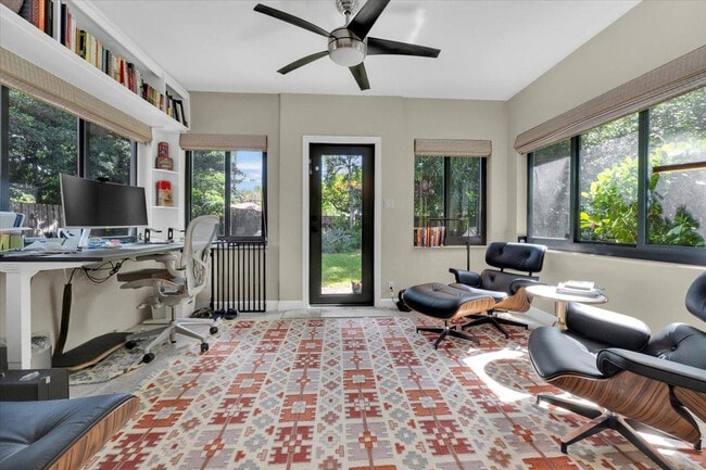 Building Photo - 426 NE 8th Ave