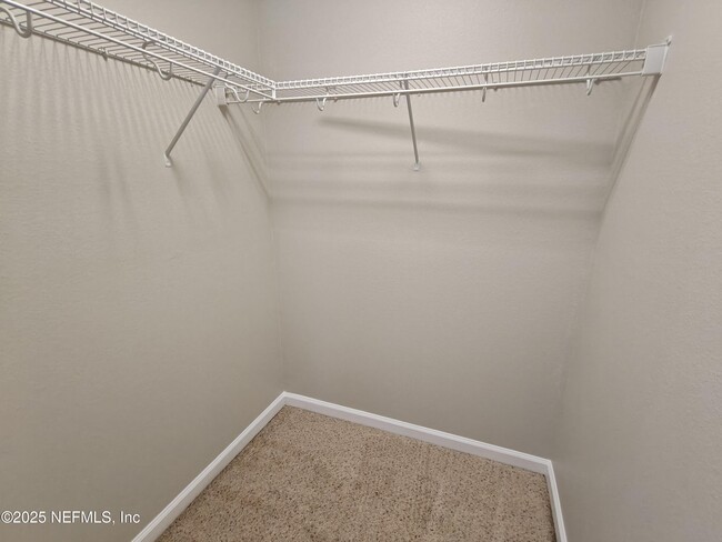 Building Photo - 6918 Roundleaf Dr