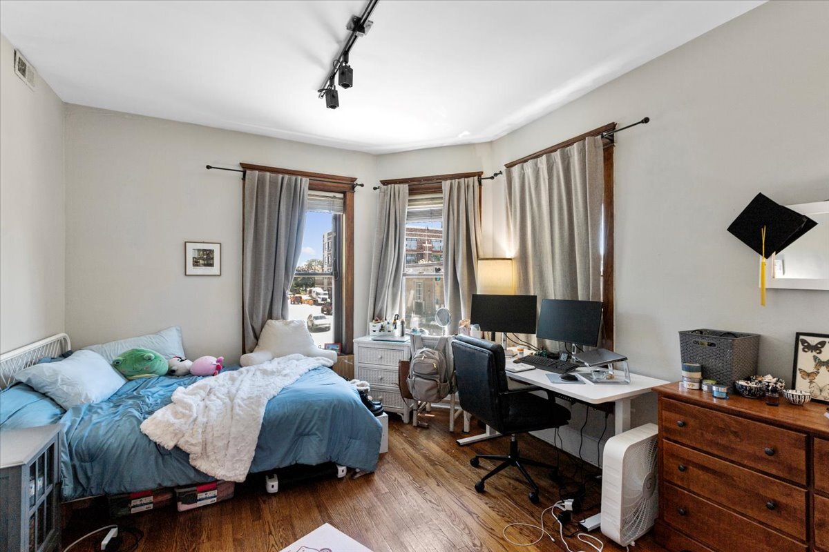 Building Photo - 4000 N Southport Ave