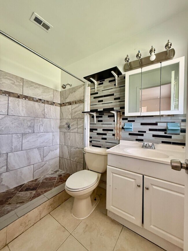 Building Photo - SKY LAKE 3 Bed / 2 Bath