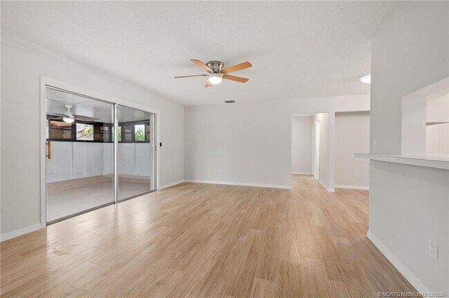 Building Photo - 4047 NW Cinnamon Tree Cir