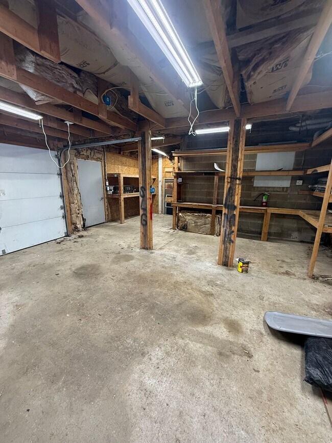 Building Photo - 3185 Spring Rd