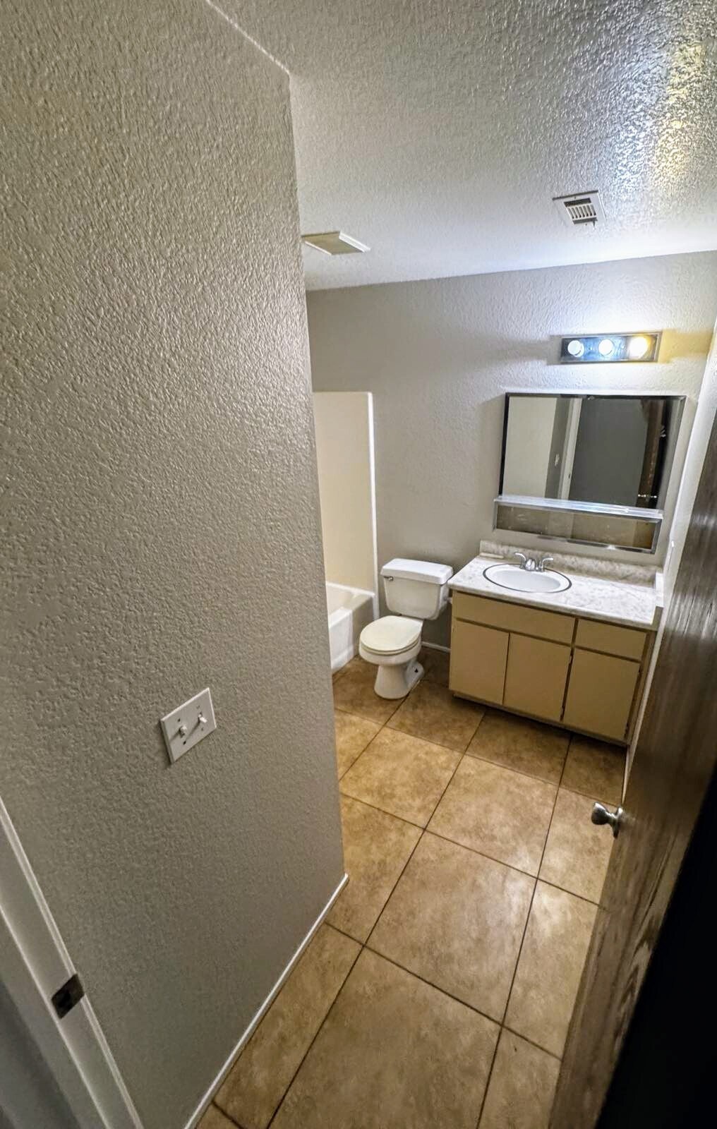 Building Photo - 615 Oriole Ave