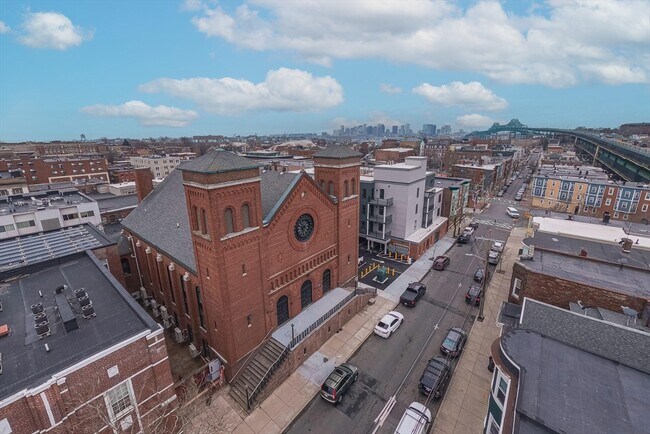 Building Photo - 163 Chestnut St