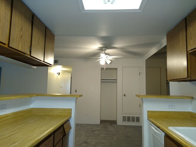 Building Photo - Awesome 2 Bedroom w/ Study 2 Bath Robinwoo...