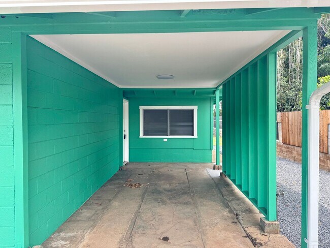 Building Photo - 4 Bedroom / 1.5 Bathroom Home on a Large L...
