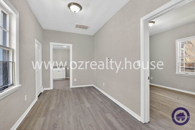 Building Photo - 160 Bronson Ave