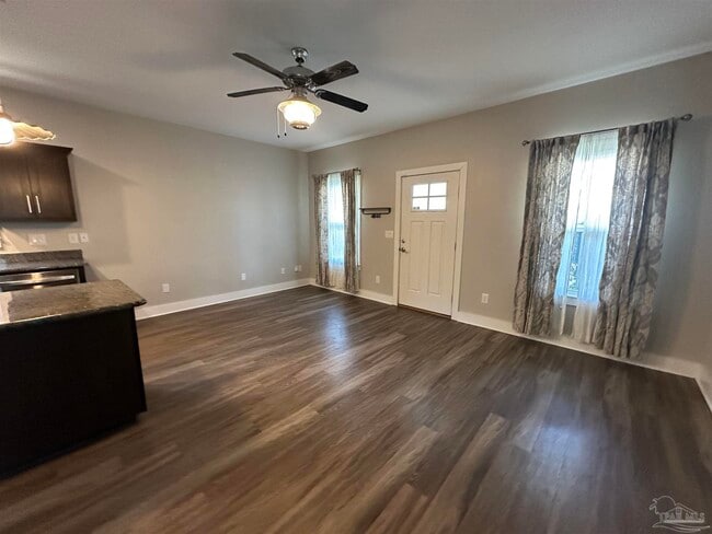 Building Photo - 923 E Belmont St