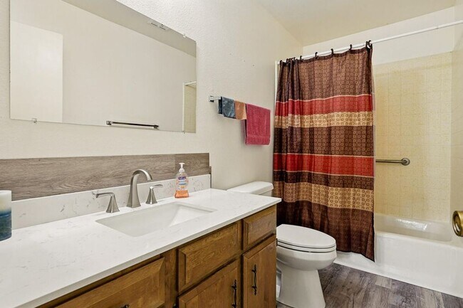 Building Photo - Charming Townhome