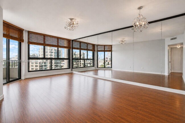 Building Photo - 520 Brickell Key Dr
