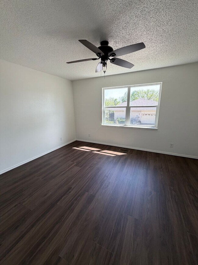 Building Photo - Spacious 4 Bed Home in Prime Claremore Location