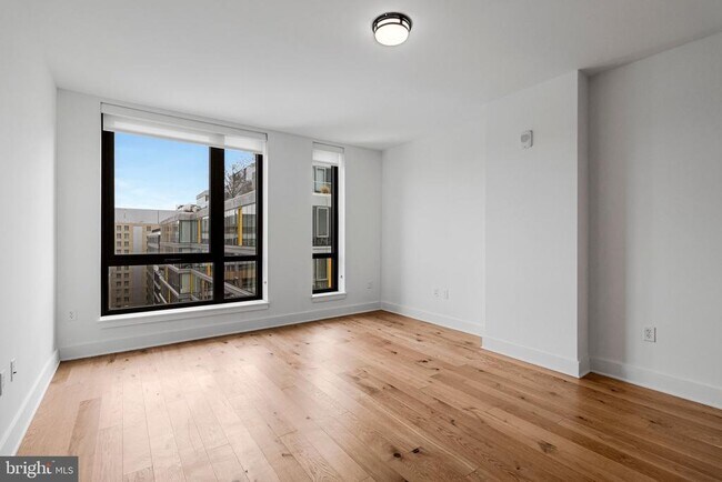 Building Photo - 1211 Van St SE