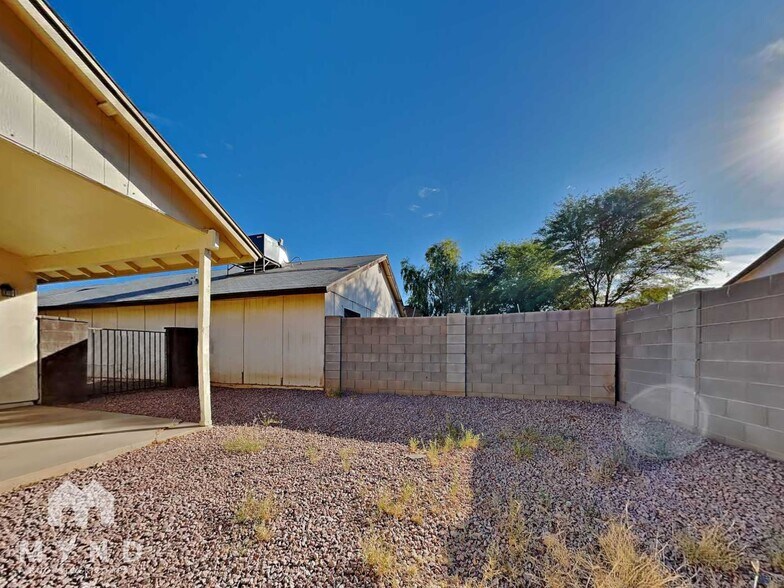 Building Photo - 8913 W Fairmount Ave