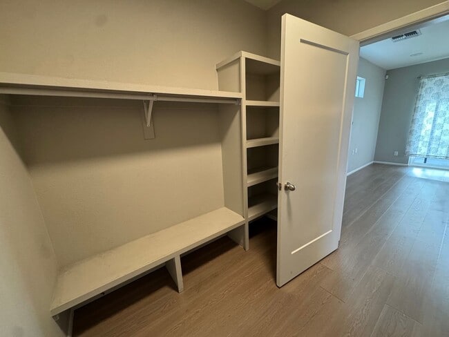 Building Photo - Villa Loma Town Home