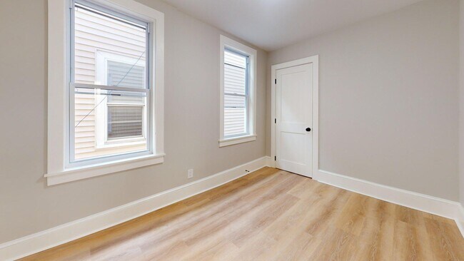 Building Photo - 205 Chelsea St